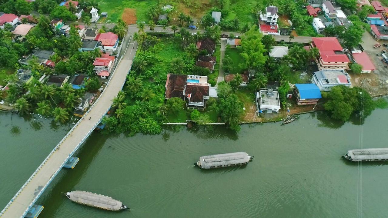 Hotel Triveny River Palace Alappuzha Exteriér fotografie